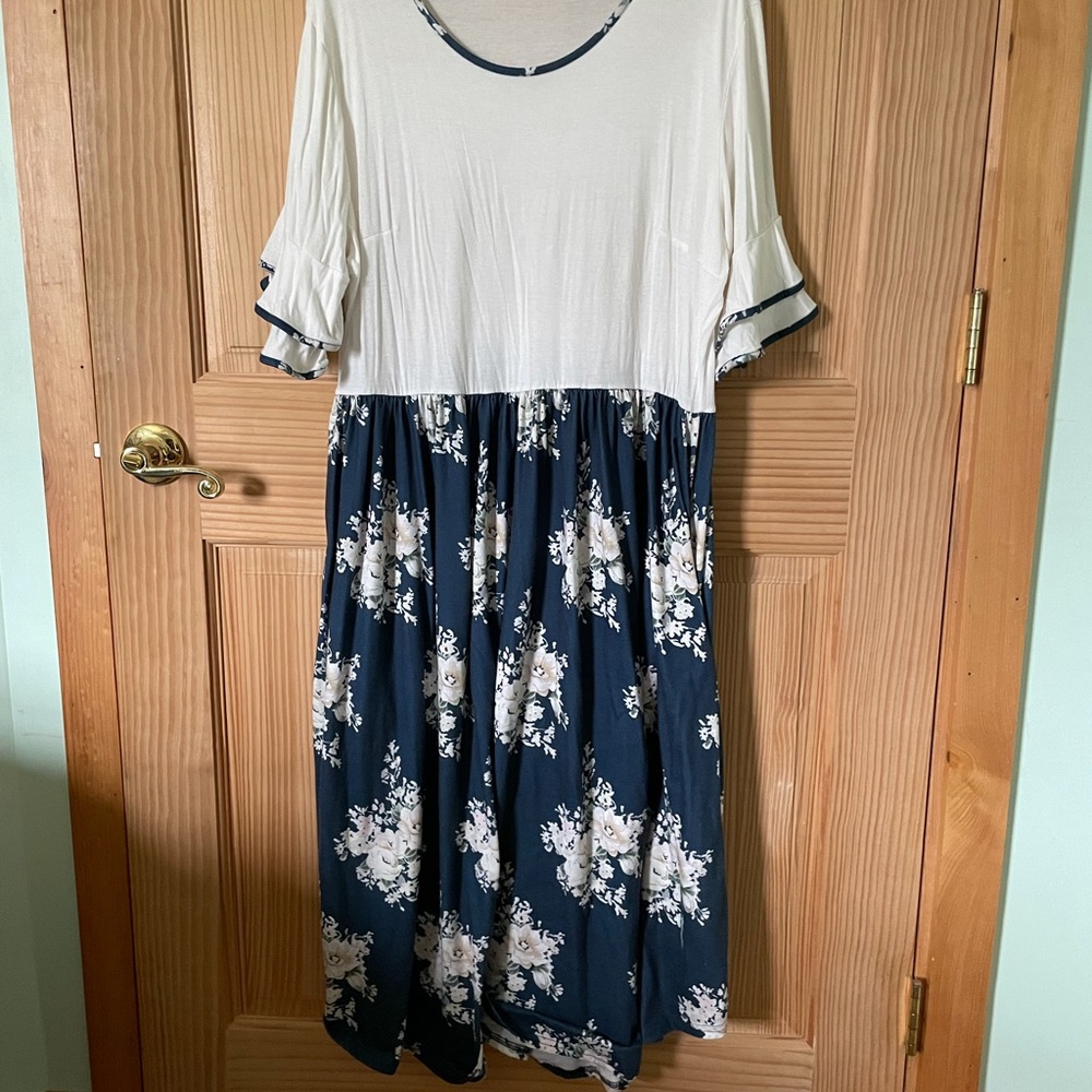 Floral dress with pockets!